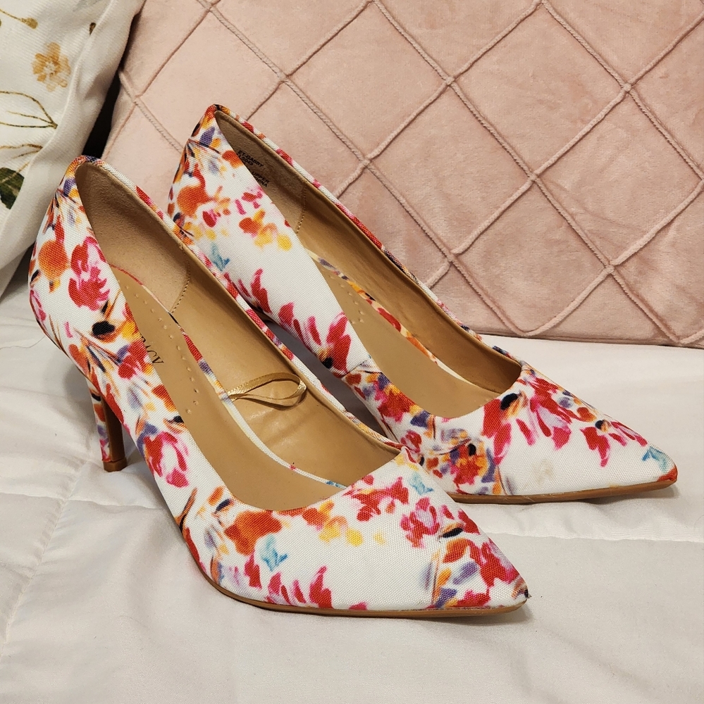 Ellen Tracy Floral Heels 7 1/2